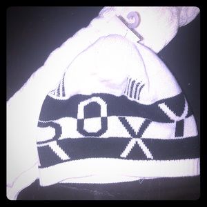 Roxy winter White & Black hat